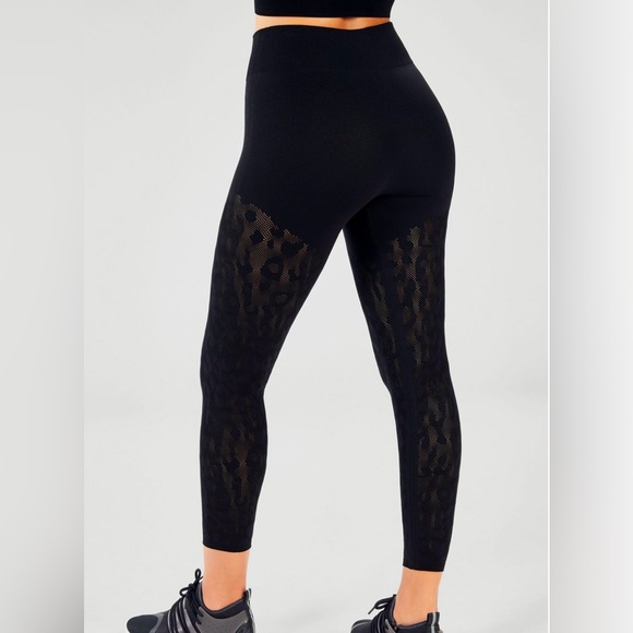 RARE NWT FABLETICS SCULPTKNIT LEPARD PRINT
7/8 LEGGING BLACK - Picture 2 of 10